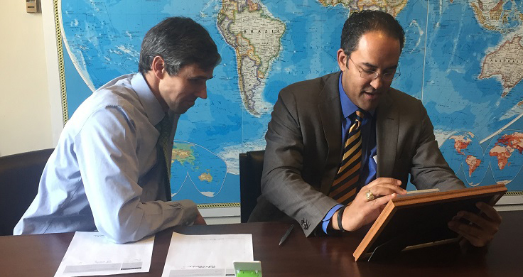 Reps. Beto O'Rourke (left) and Will Hurd exchanged gifts at their Friday bill-signing. (Alex Gangitano/ CQ Roll Call)